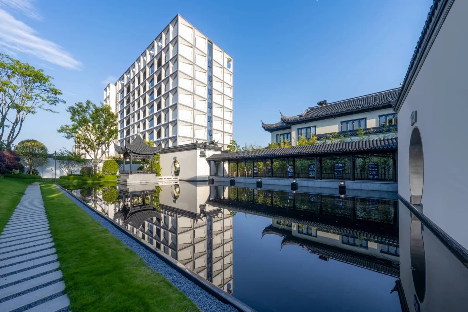 Courtyard exterior of Wyndham Grand Tengchong Hot Spring